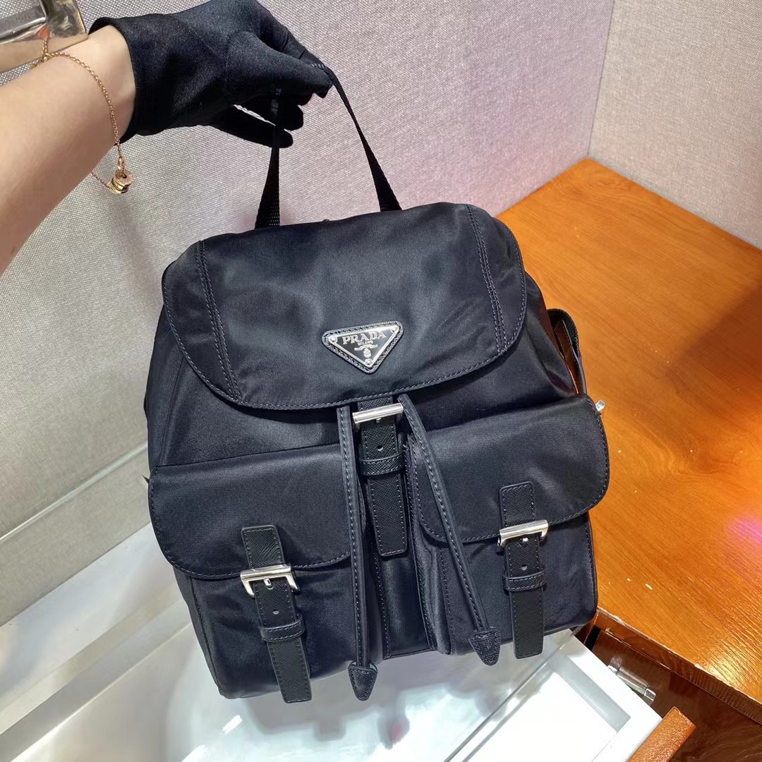 Prada Logo Plaque Backpack(23.5-28-12cm) - DopestKickz