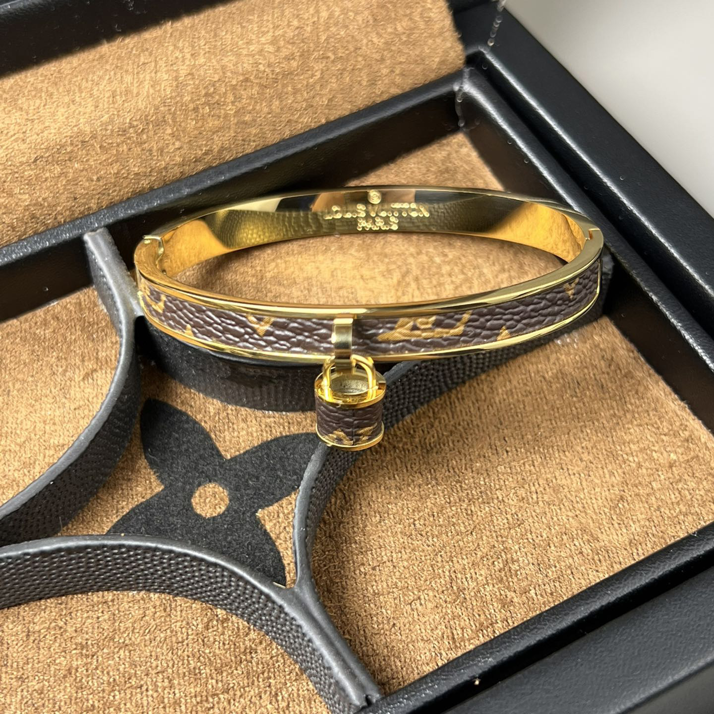 Louis Vuitton Bracelet - DopestKickz