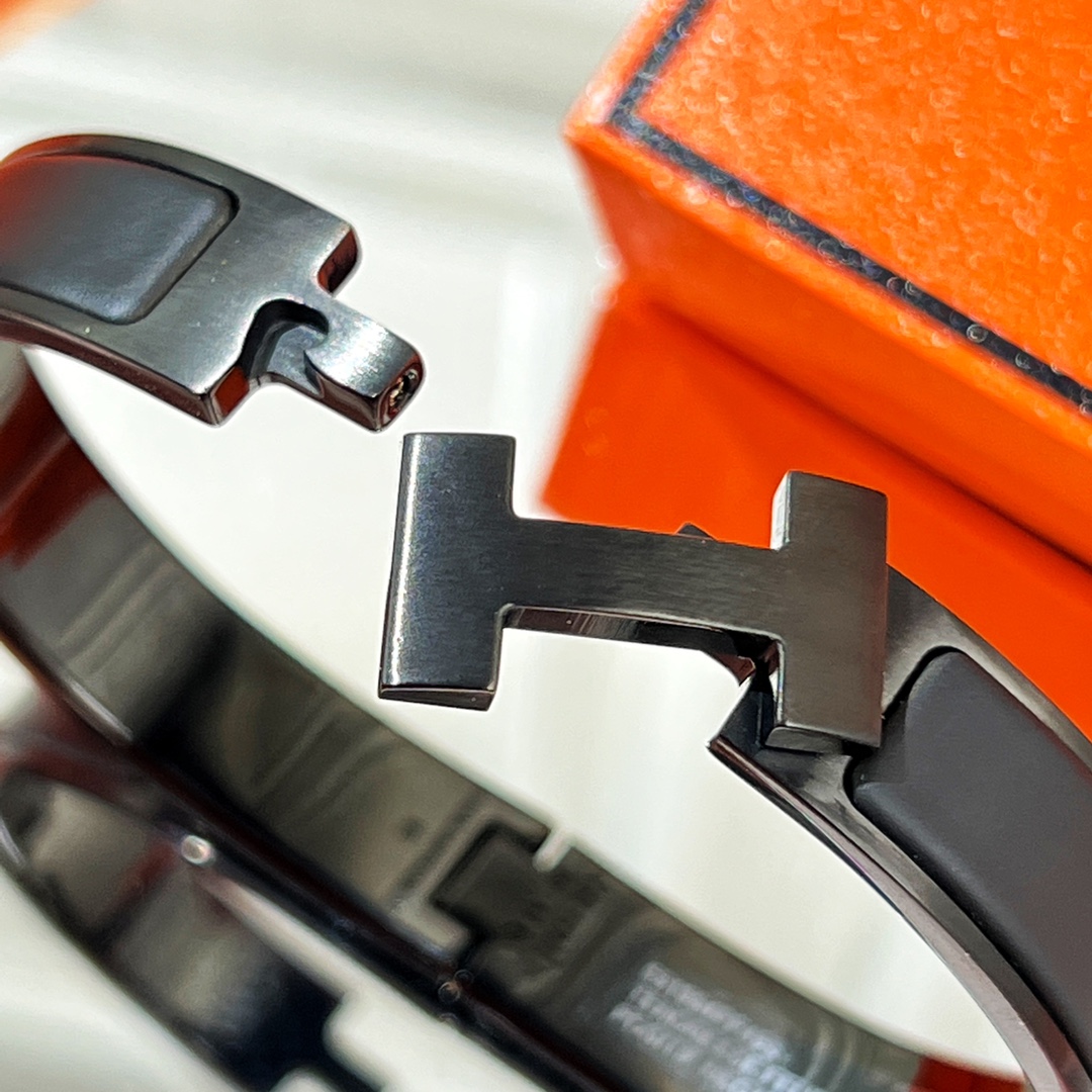 Hermes  Clic HH So Black Bracelets - DopestKickz