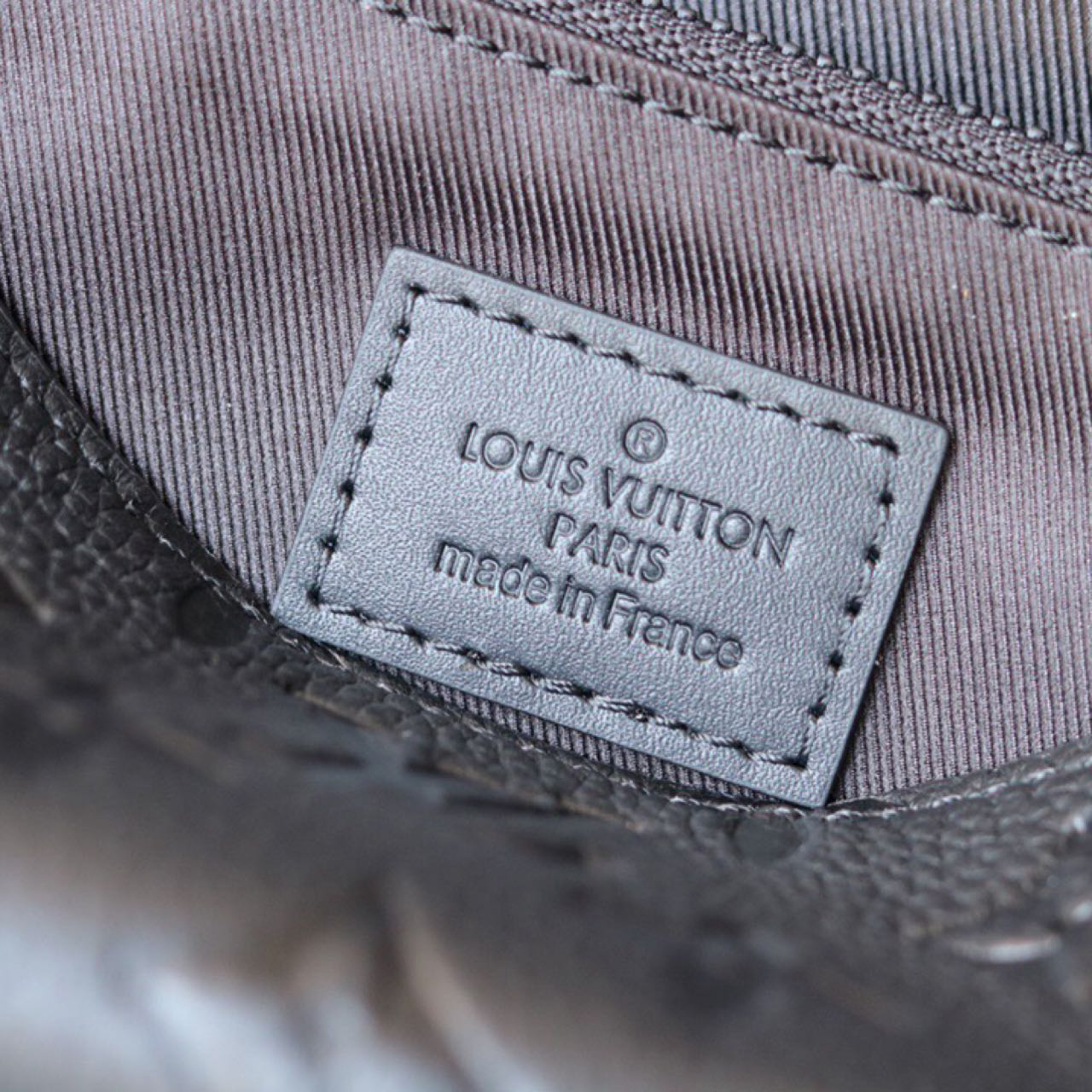 Louis Vuitton S Lock Sling Bag(21-15-4 cm) - DopestKickz