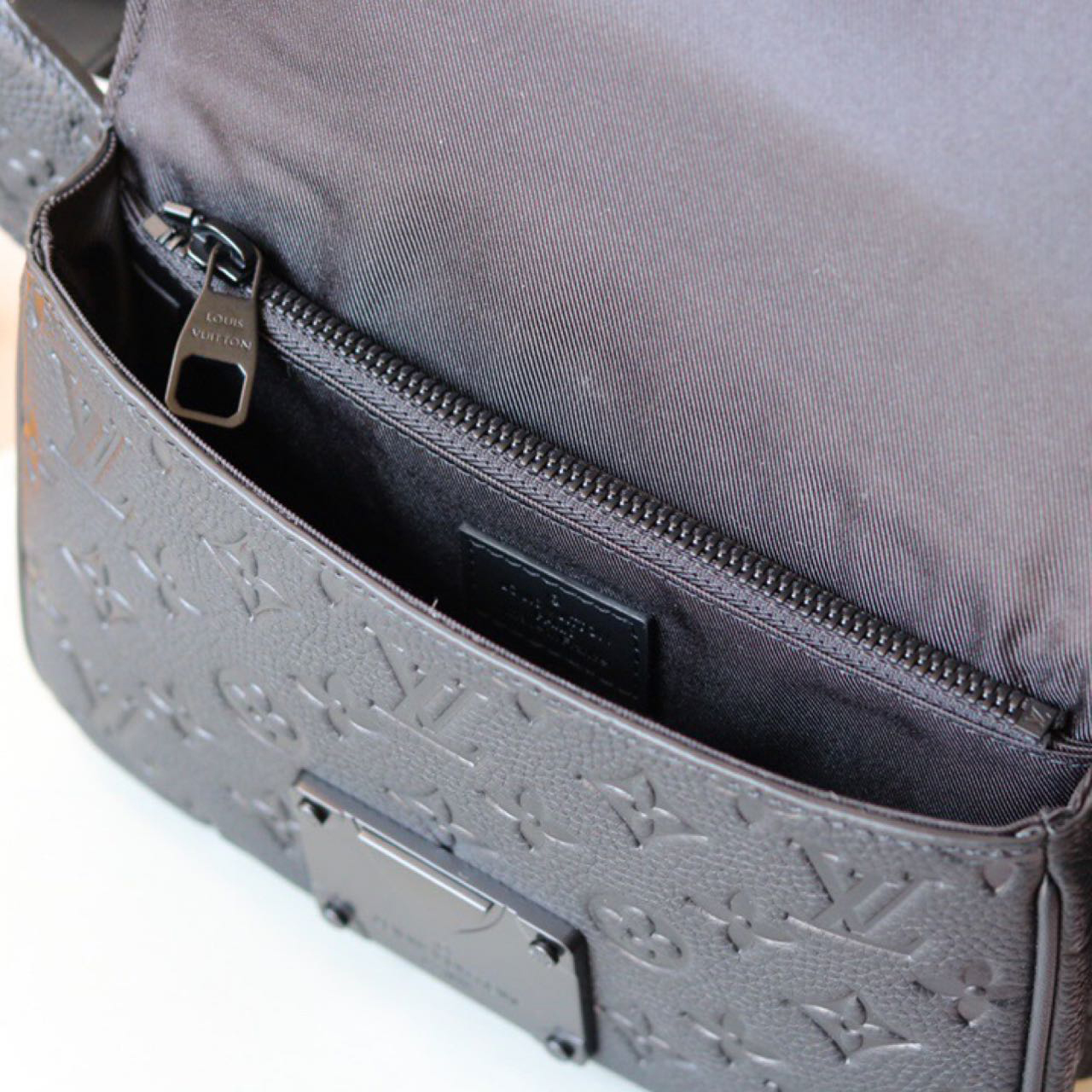 Louis Vuitton S Lock Sling Bag(21-15-4 cm) - DopestKickz