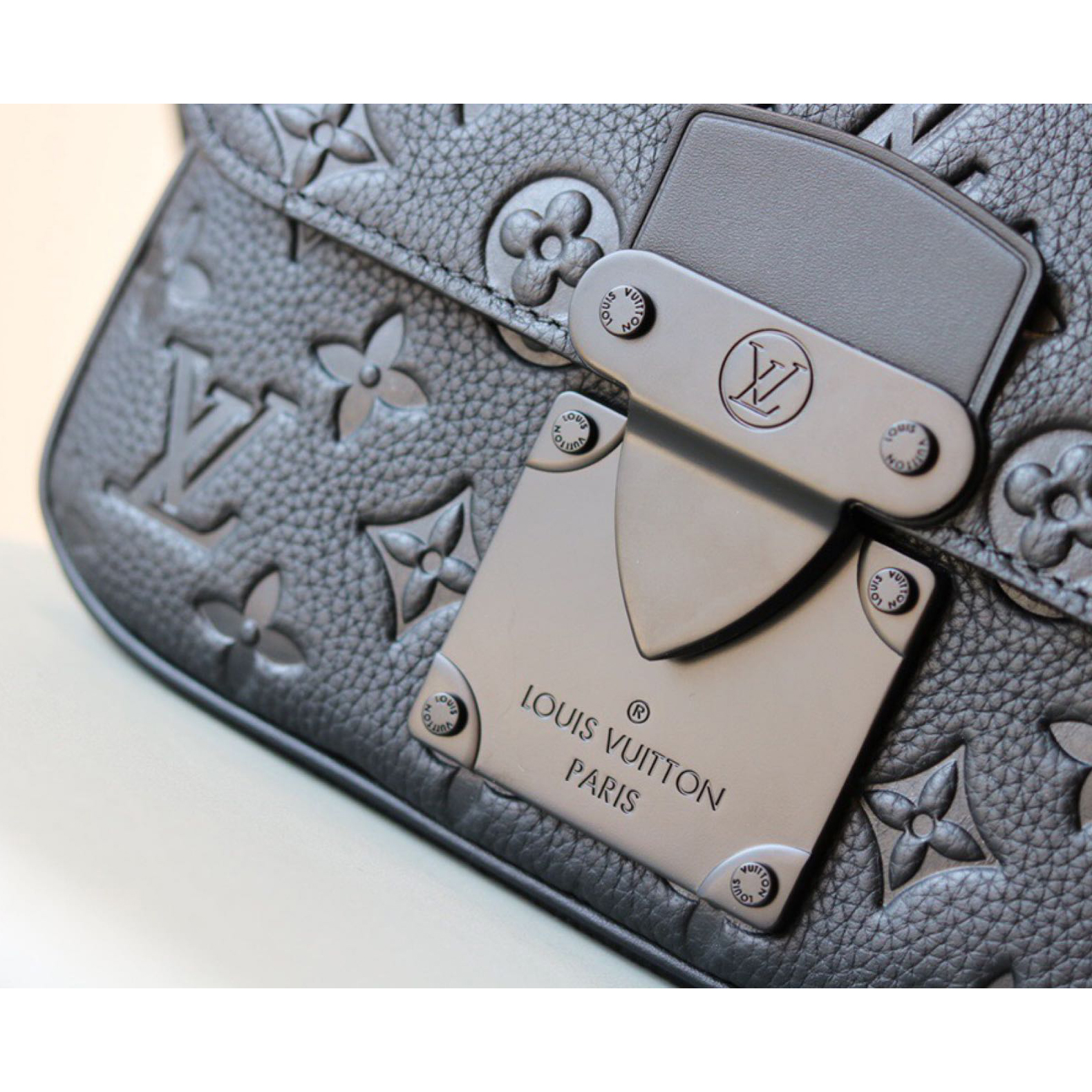 Louis Vuitton S Lock Sling Bag(21-15-4 cm) - DopestKickz