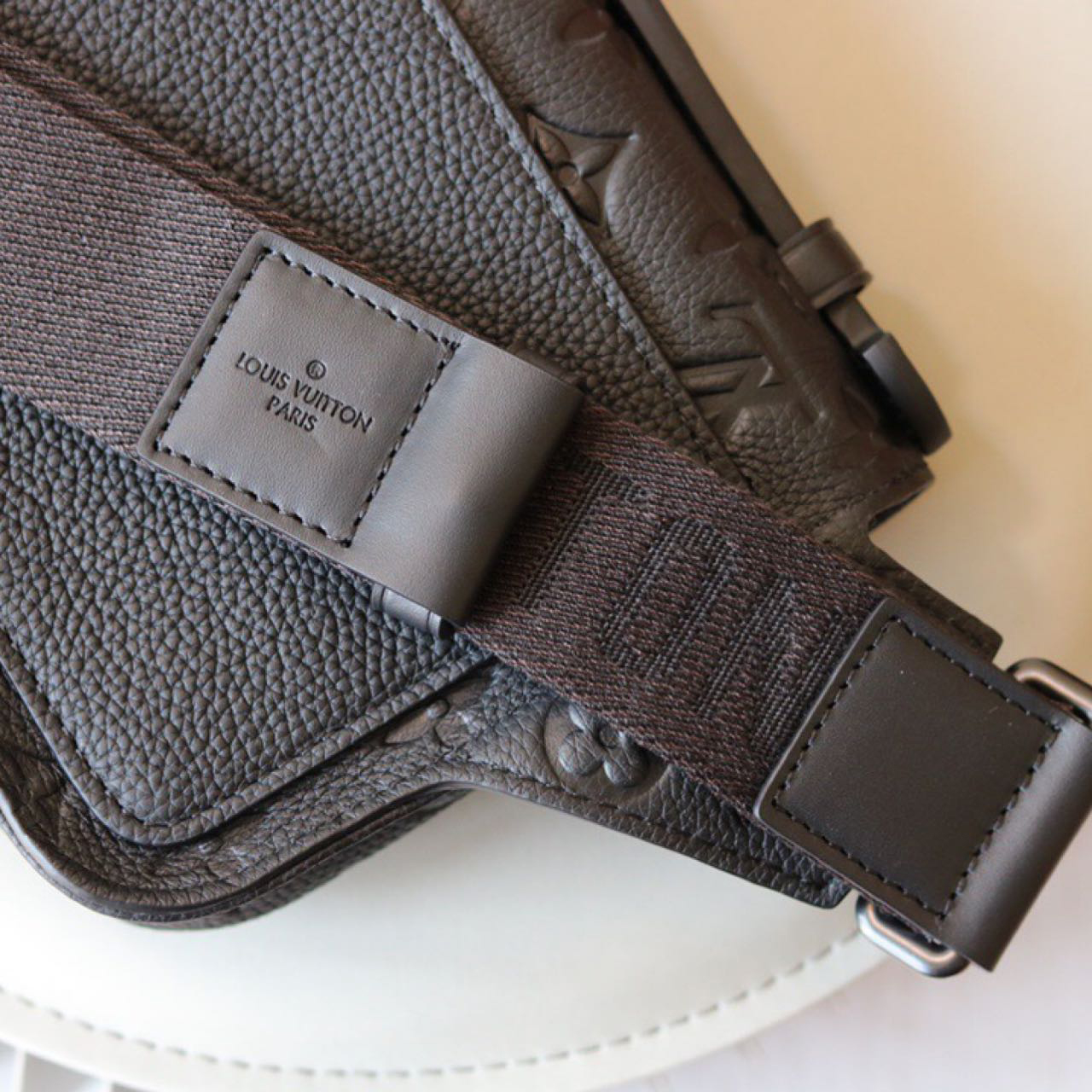 Louis Vuitton S Lock Sling Bag(21-15-4 cm) - DopestKickz