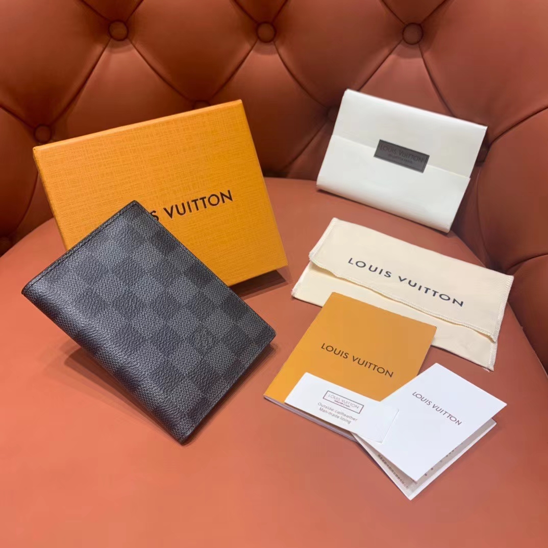 Louis Vuitton Passport Cover(10-14-2.5cm) - DopestKickz