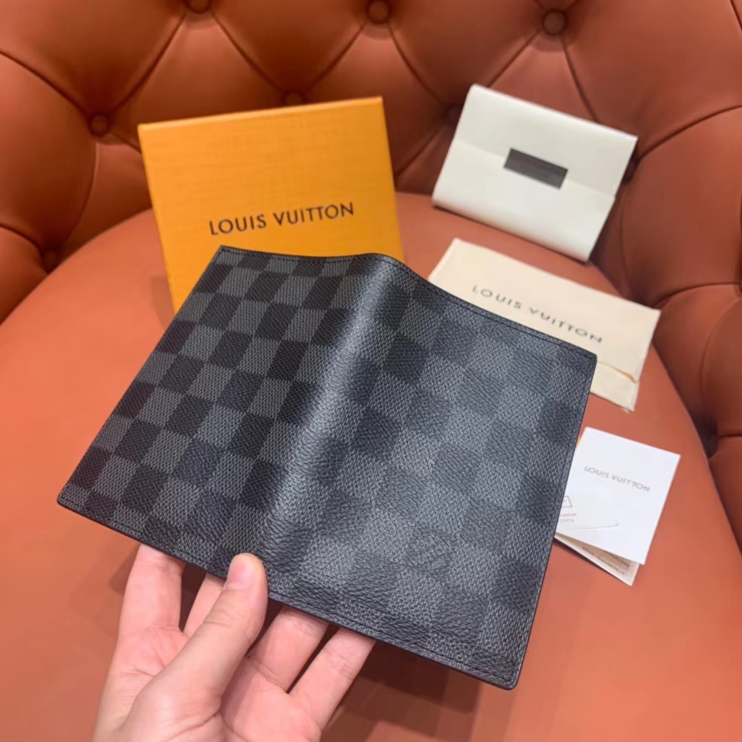 Louis Vuitton Passport Cover(10-14-2.5cm) - DopestKickz
