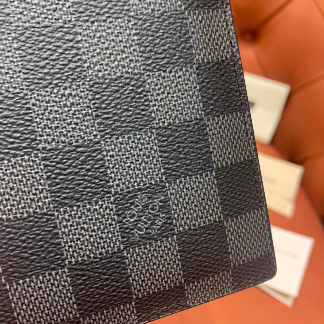 Louis Vuitton Passport Cover(10-14-2.5cm) - DopestKickz