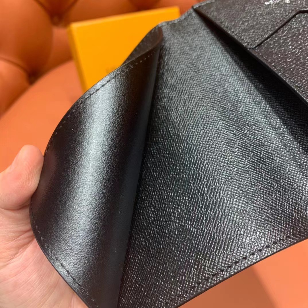 Louis Vuitton Passport Cover(10-14-2.5cm) - DopestKickz