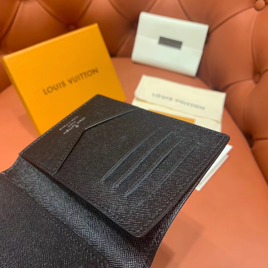Louis Vuitton Passport Cover(10-14-2.5cm) - DopestKickz
