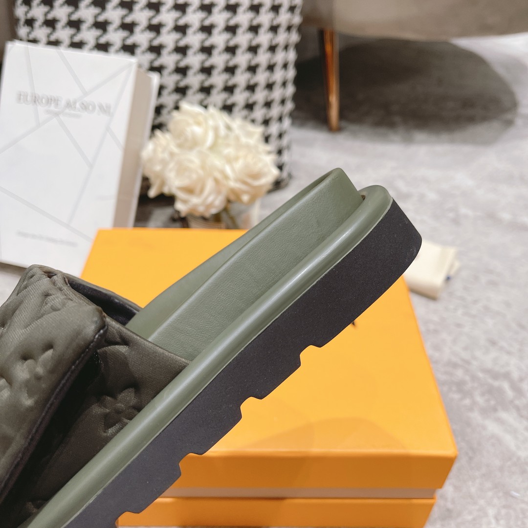 Louis Vuitton  Pool Pillow Comfort Mule      1AA1E8 - DopestKickz