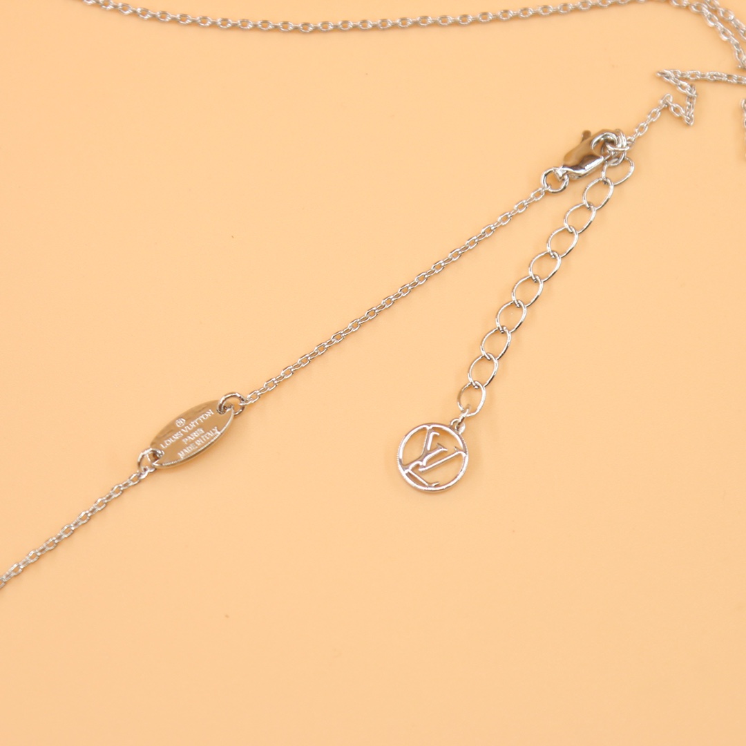 Louis Vuitton LV Idylle Blossom Large Pendant, White Gold And Diamonds      Q93821 - DopestKickz
