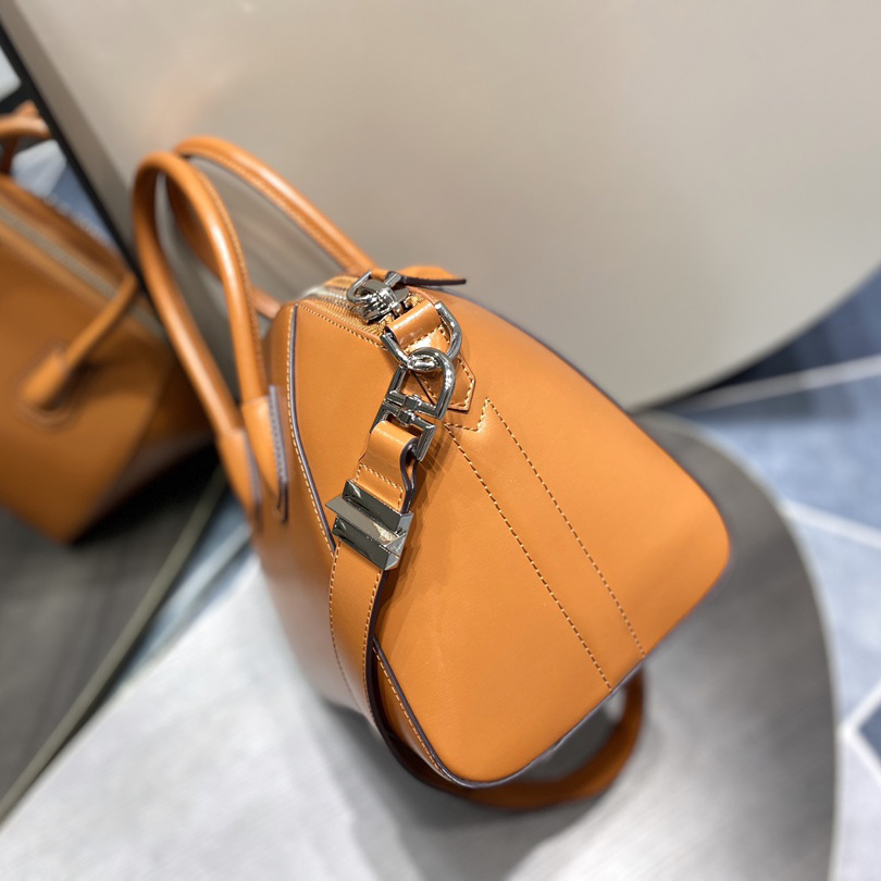 Givenchy  Antigona Bag With Chain(28-17-23cm) - DopestKickz