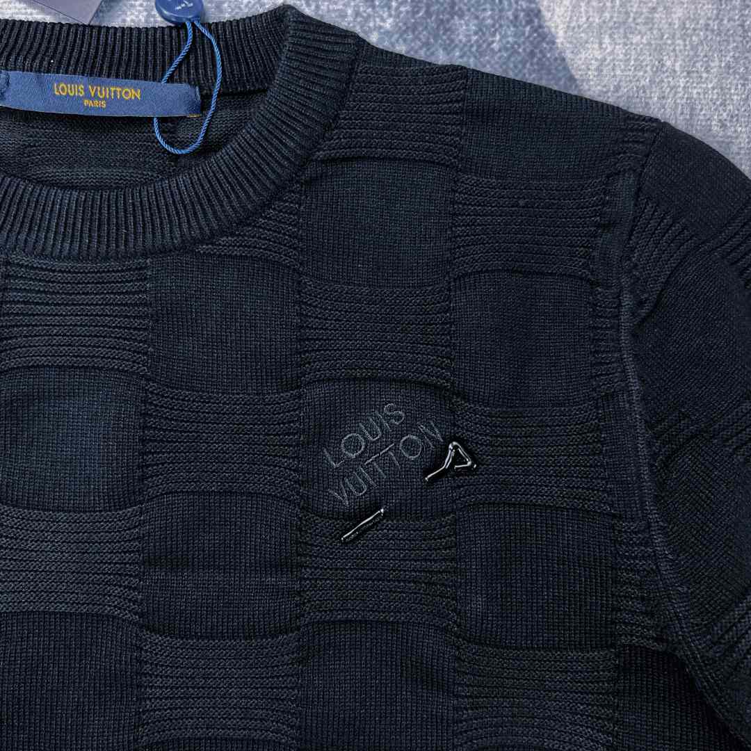 Louis Vuitton Damier Stitch Crewneck      1AA4MC - DopestKickz