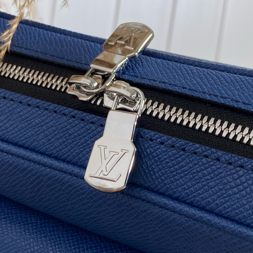 Louis Vuitton Outdoor Messenger(26-20-10.5cm)   M30242 - DopestKickz