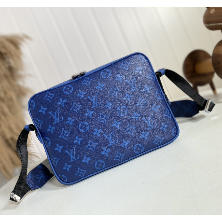 Louis Vuitton Outdoor Messenger(26-20-10.5cm)   M30242 - DopestKickz