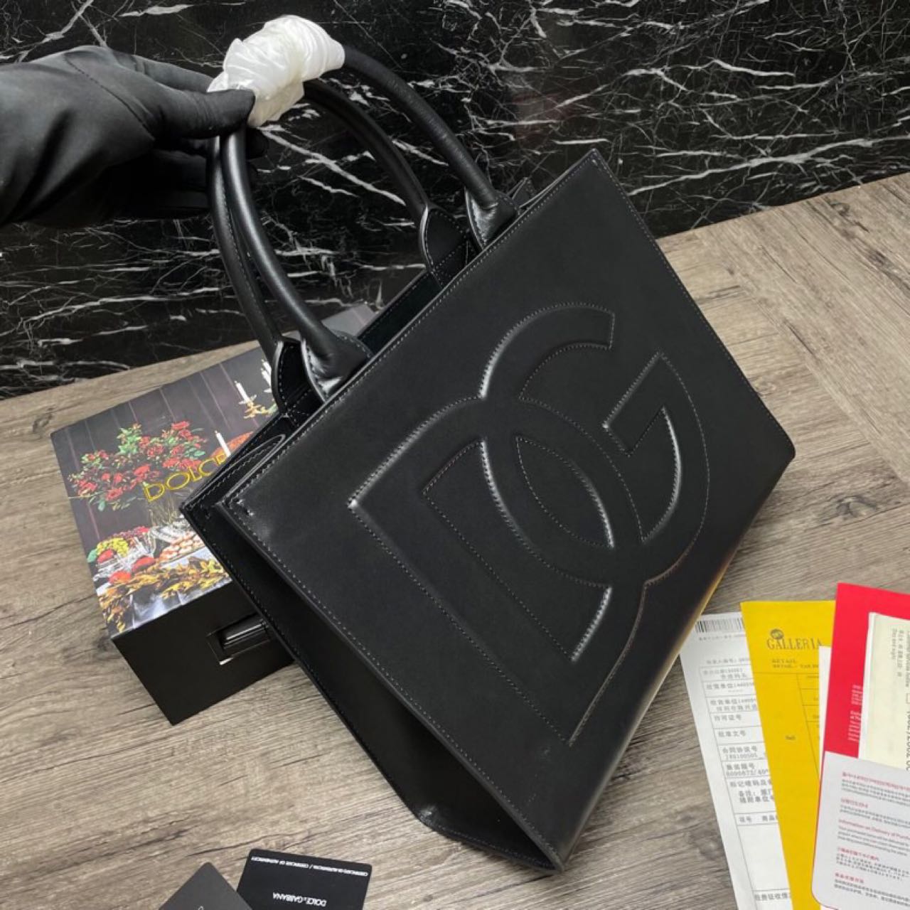 Dolce & Gabbana Small calfskin DG Daily shopper(36-28.5-13cm) - DopestKickz