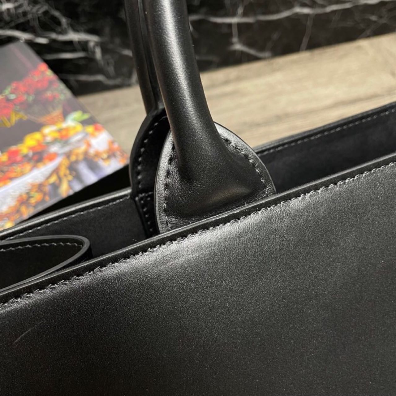 Dolce & Gabbana Small calfskin DG Daily shopper(36-28.5-13cm) - DopestKickz