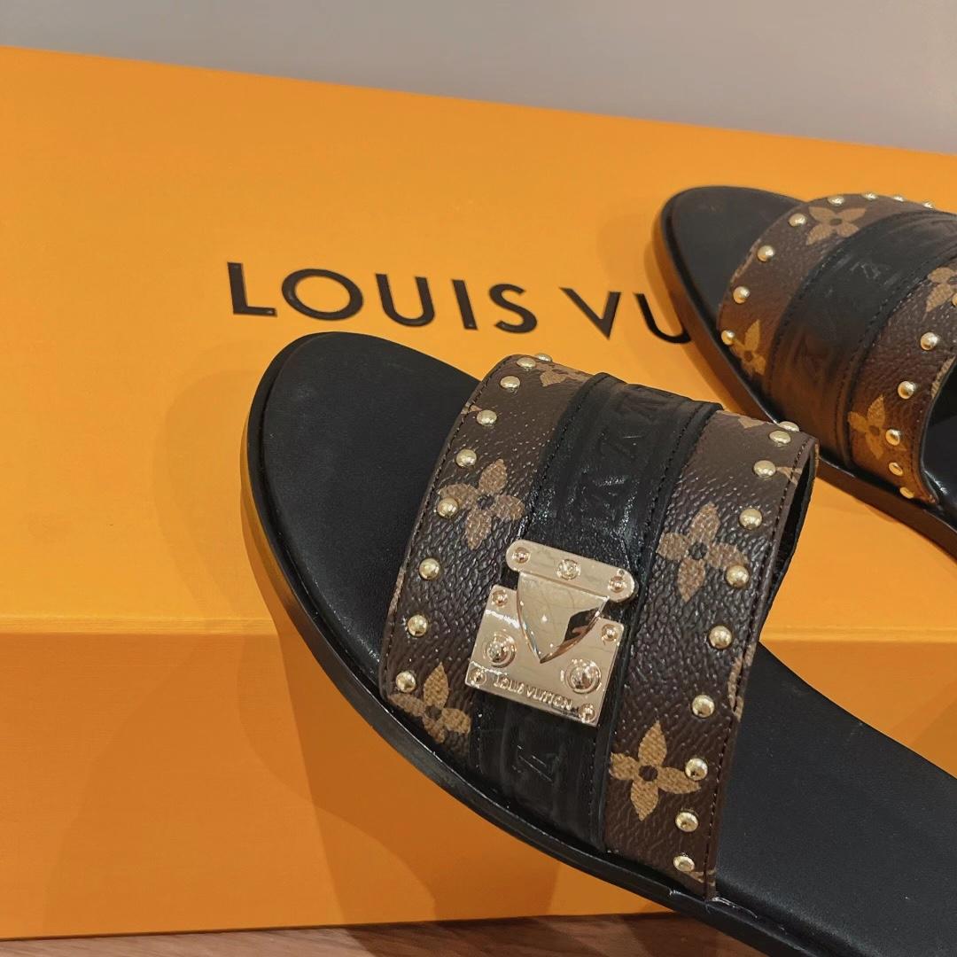 Louis Vuitton Lock It Flat Mule     1AAC3Q - DopestKickz