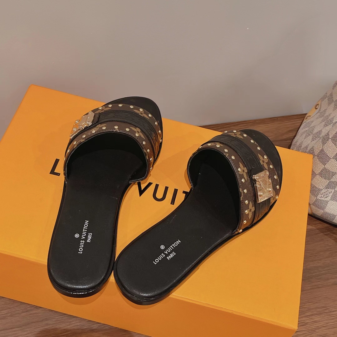 Louis Vuitton Lock It Flat Mule     1AAC3Q - DopestKickz