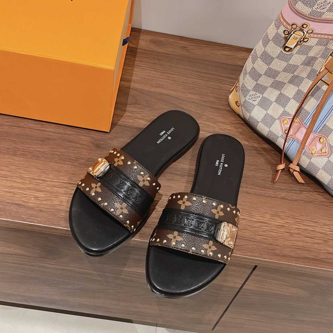 Louis Vuitton Lock It Flat Mule     1AAC3Q - DopestKickz
