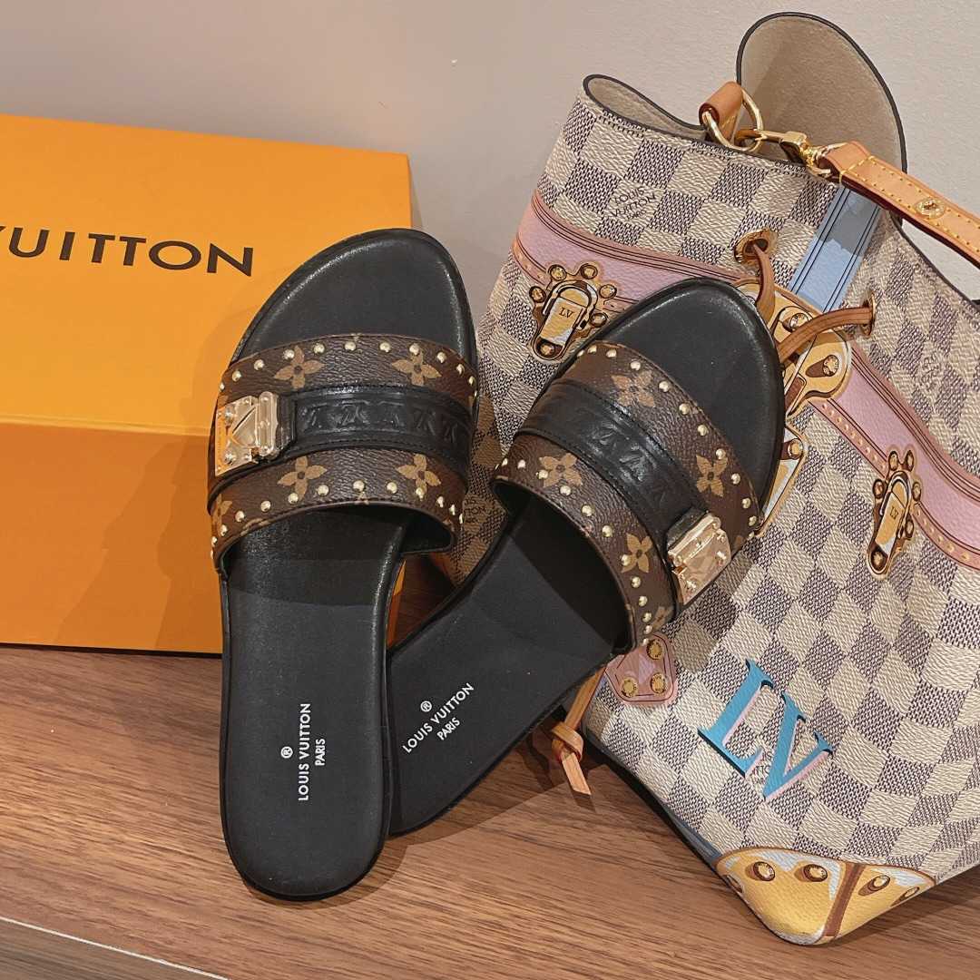 Louis Vuitton Lock It Flat Mule     1AAC3Q - DopestKickz