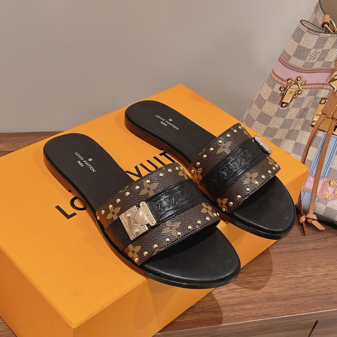 Louis Vuitton Lock It Flat Mule     1AAC3Q - DopestKickz