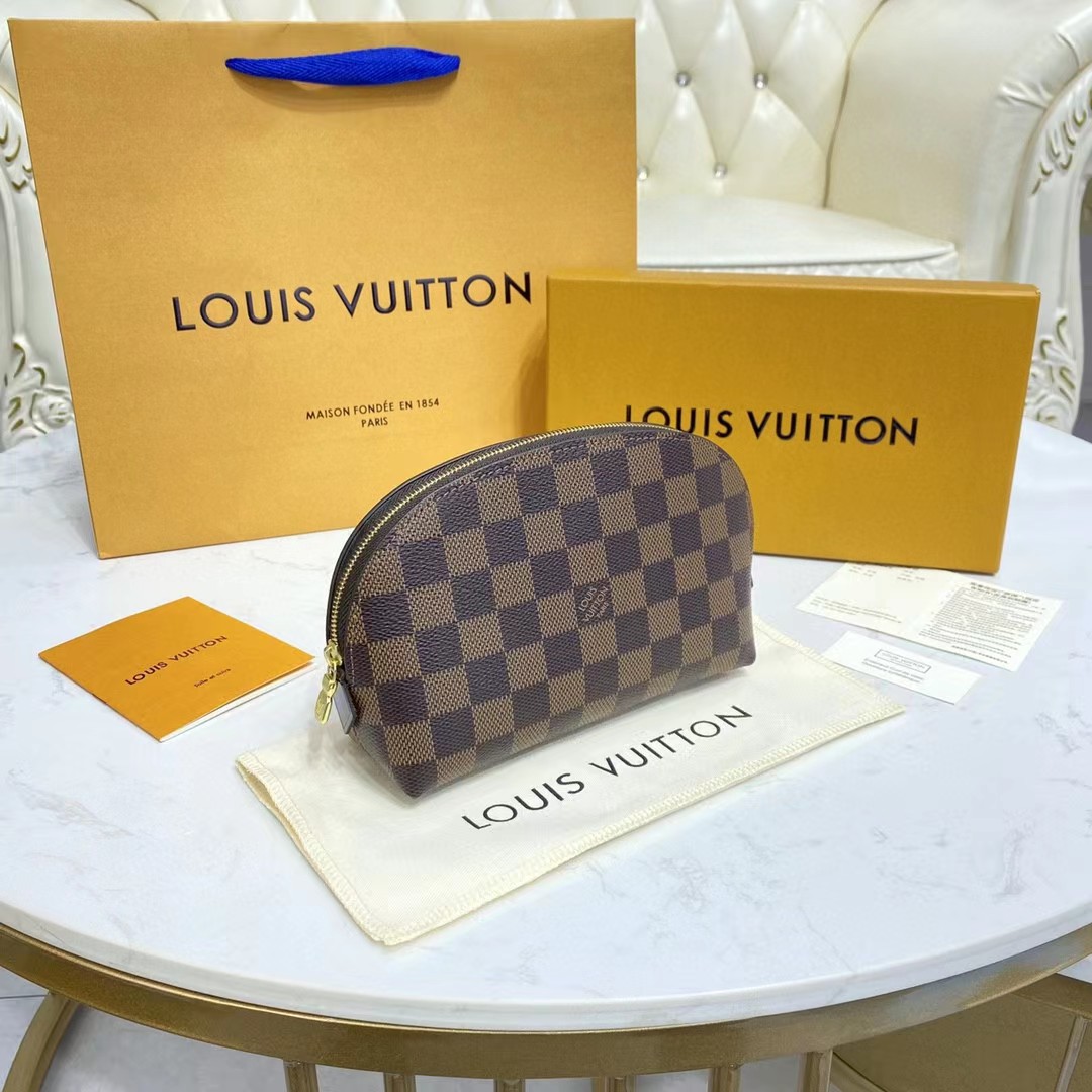 Louis Vuitton Cosmetic Pouch (17-11.5-6cm)   N47516 - DopestKickz