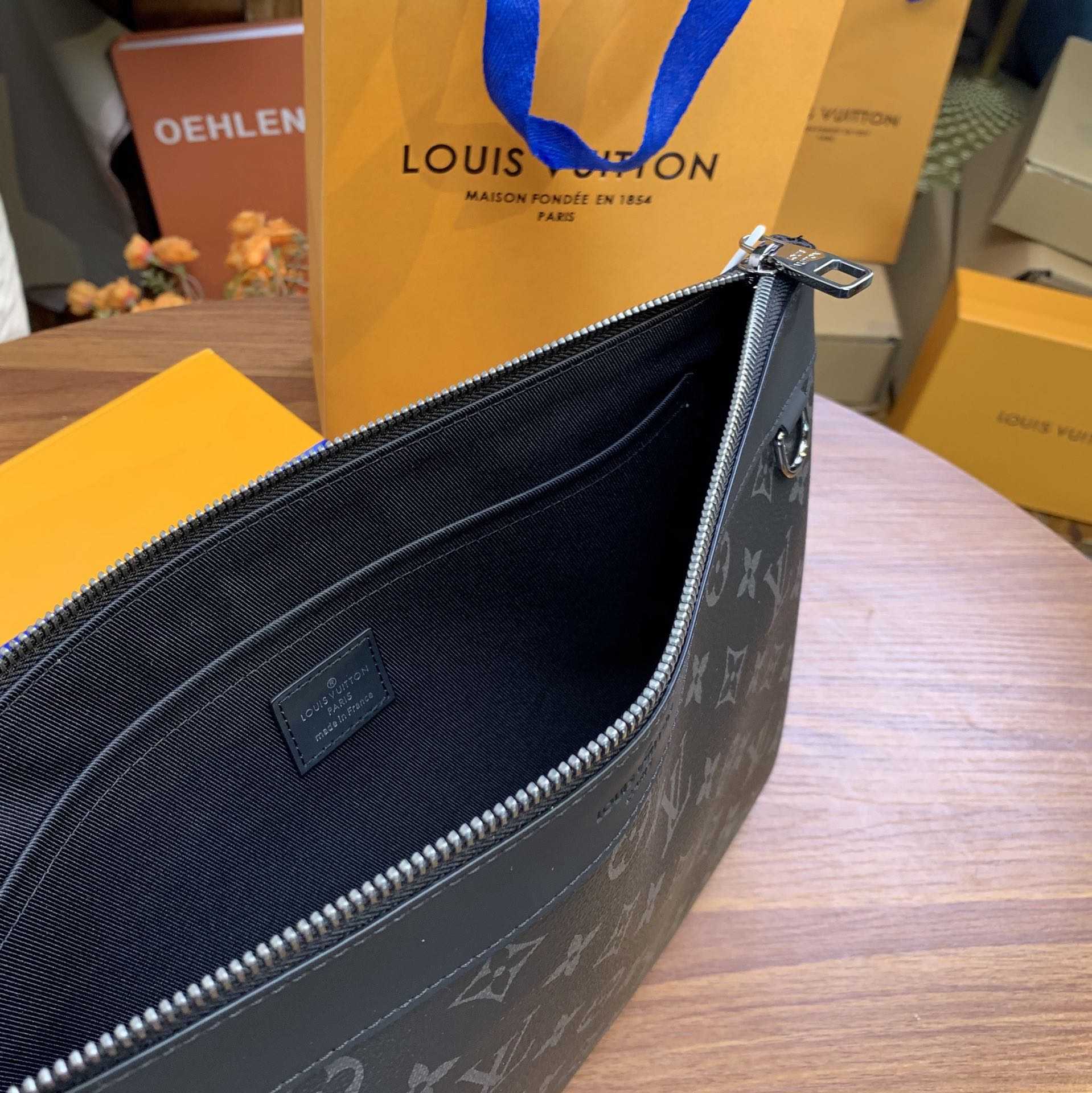 Louis Vuitton Discovery Pochette (34-25-2cm)    M62291 - DopestKickz