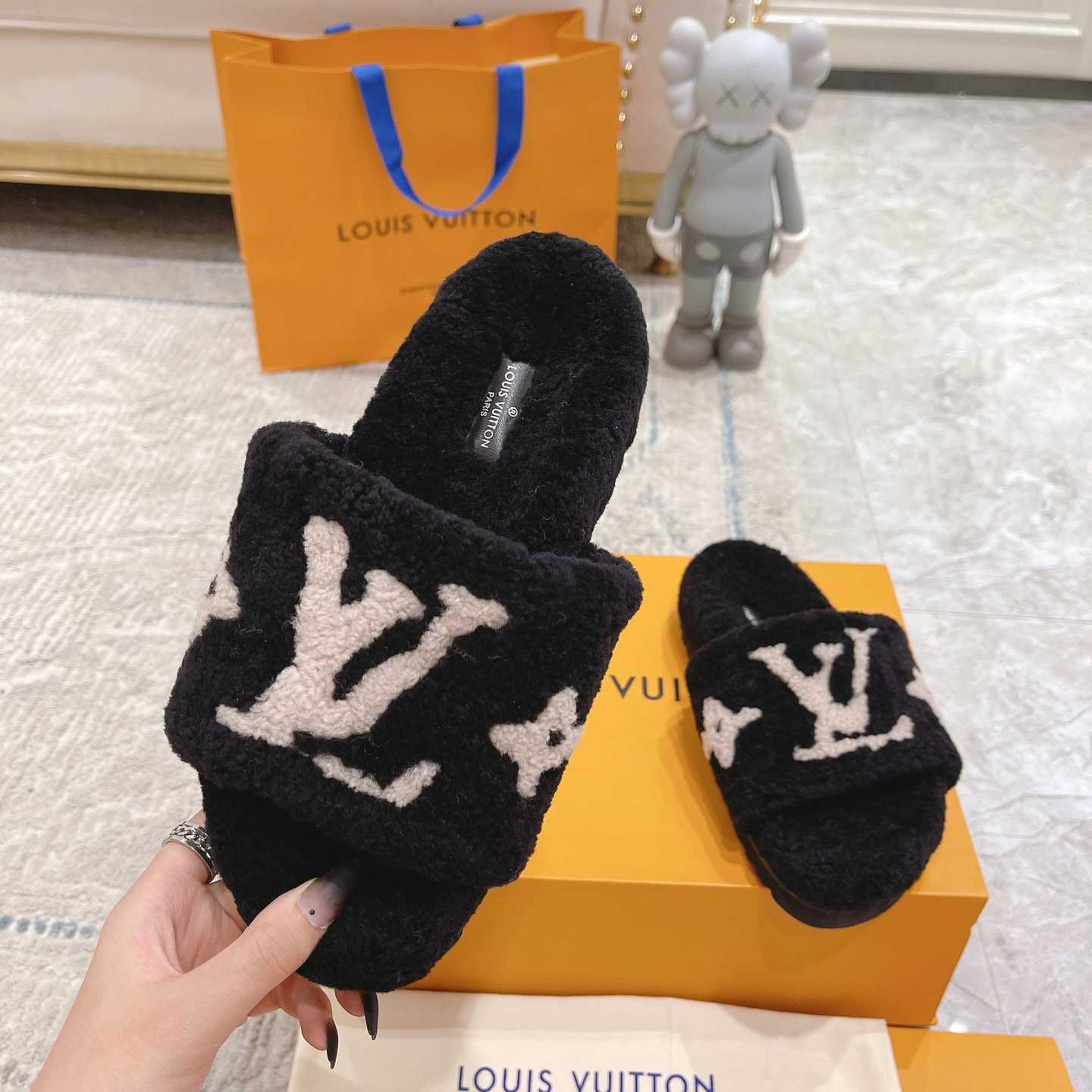 Louis Vuitton Paseo Flat Comfort Mule      1A8ZIT - DopestKickz