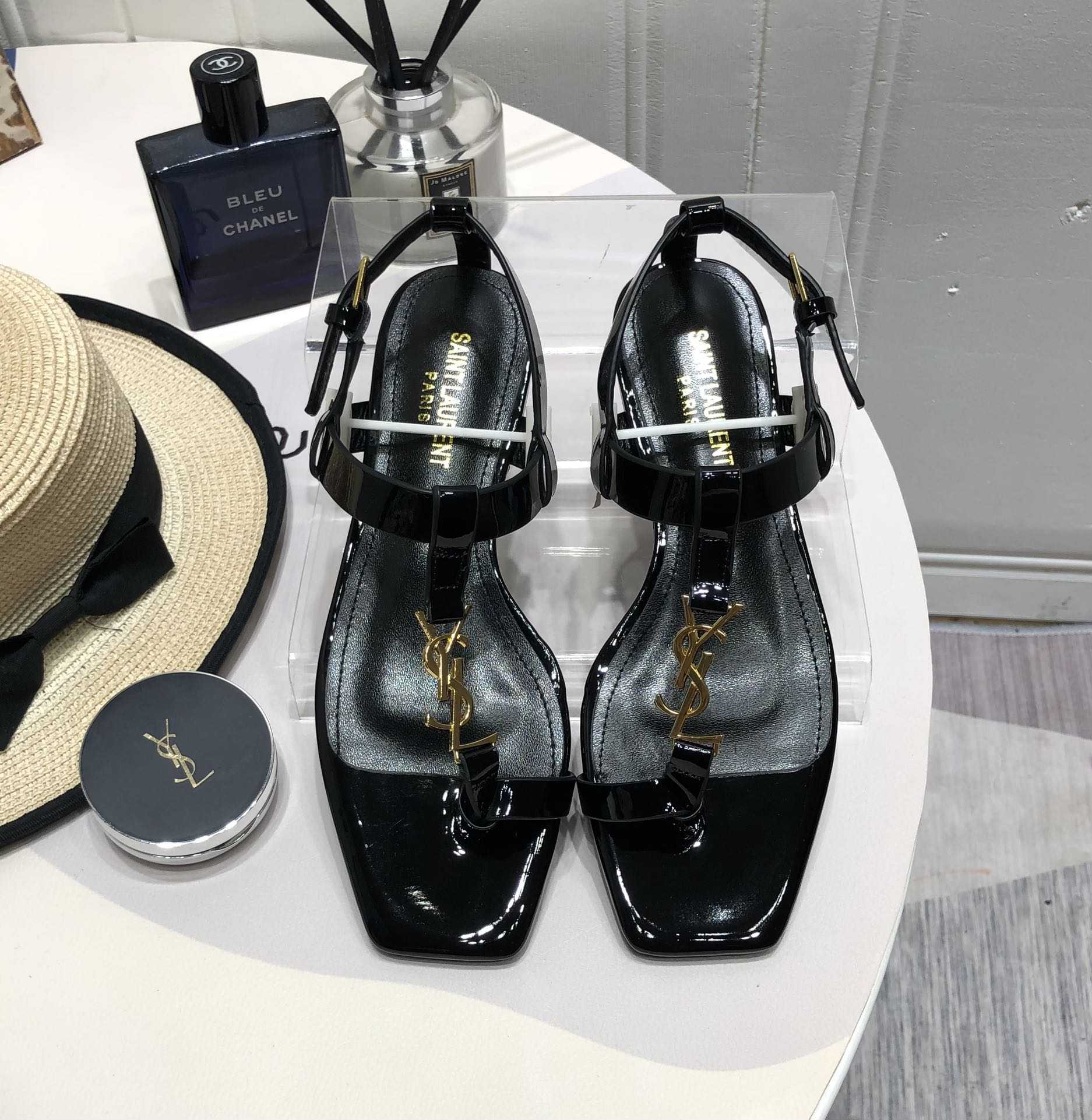 Saint Laurent Cassandra Flat Sandals In Patent Leather With Gold-Tone Monogram - DopestKickz