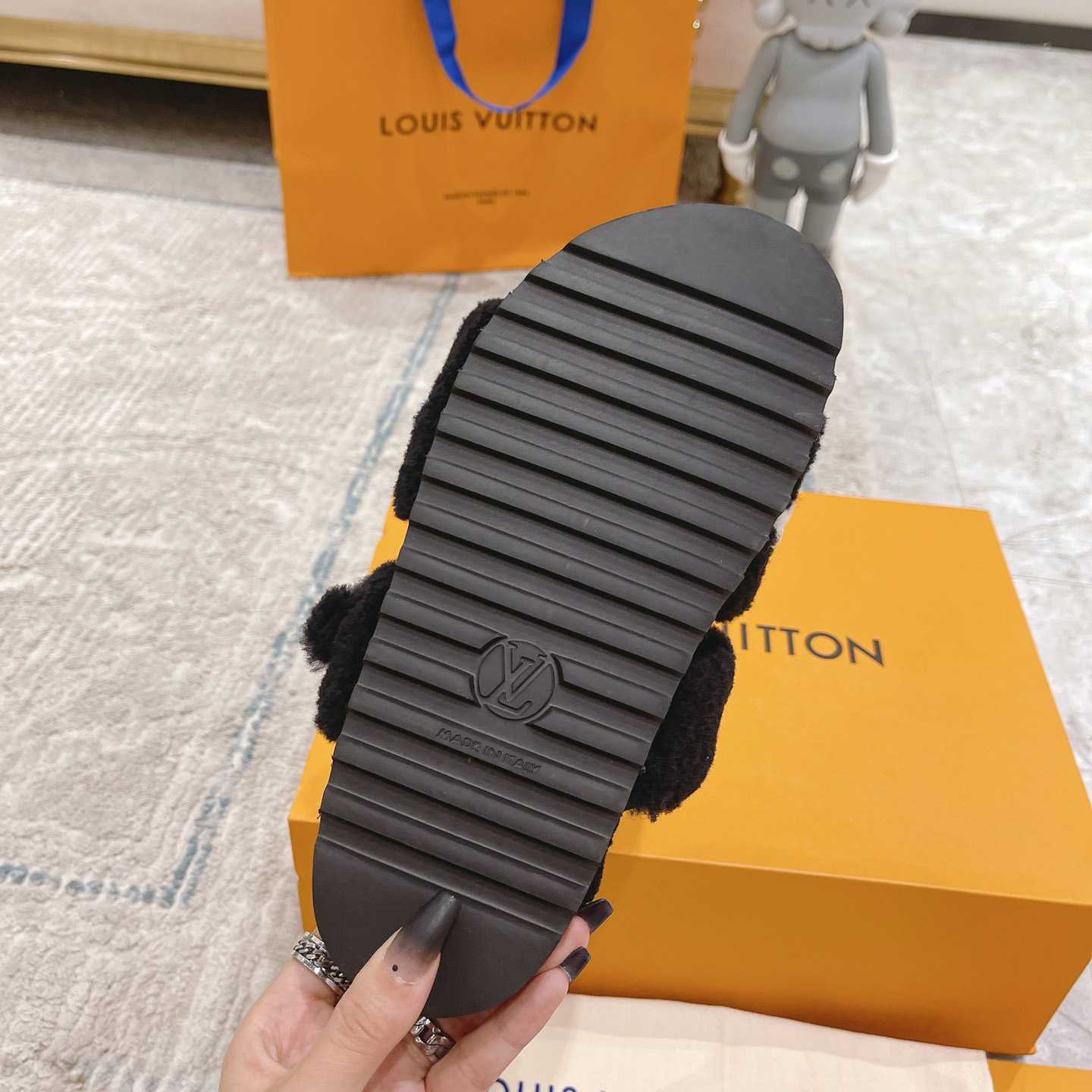 Louis Vuitton  Paseo Flat Comfort Mule     1AACR8 - DopestKickz