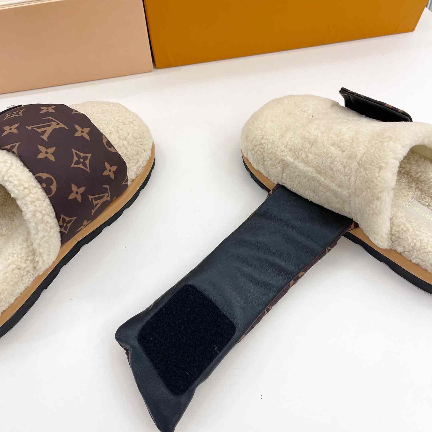 Louis Vuitton Slipper Pillow Flat Comfort Mule    1AAM41 - DopestKickz