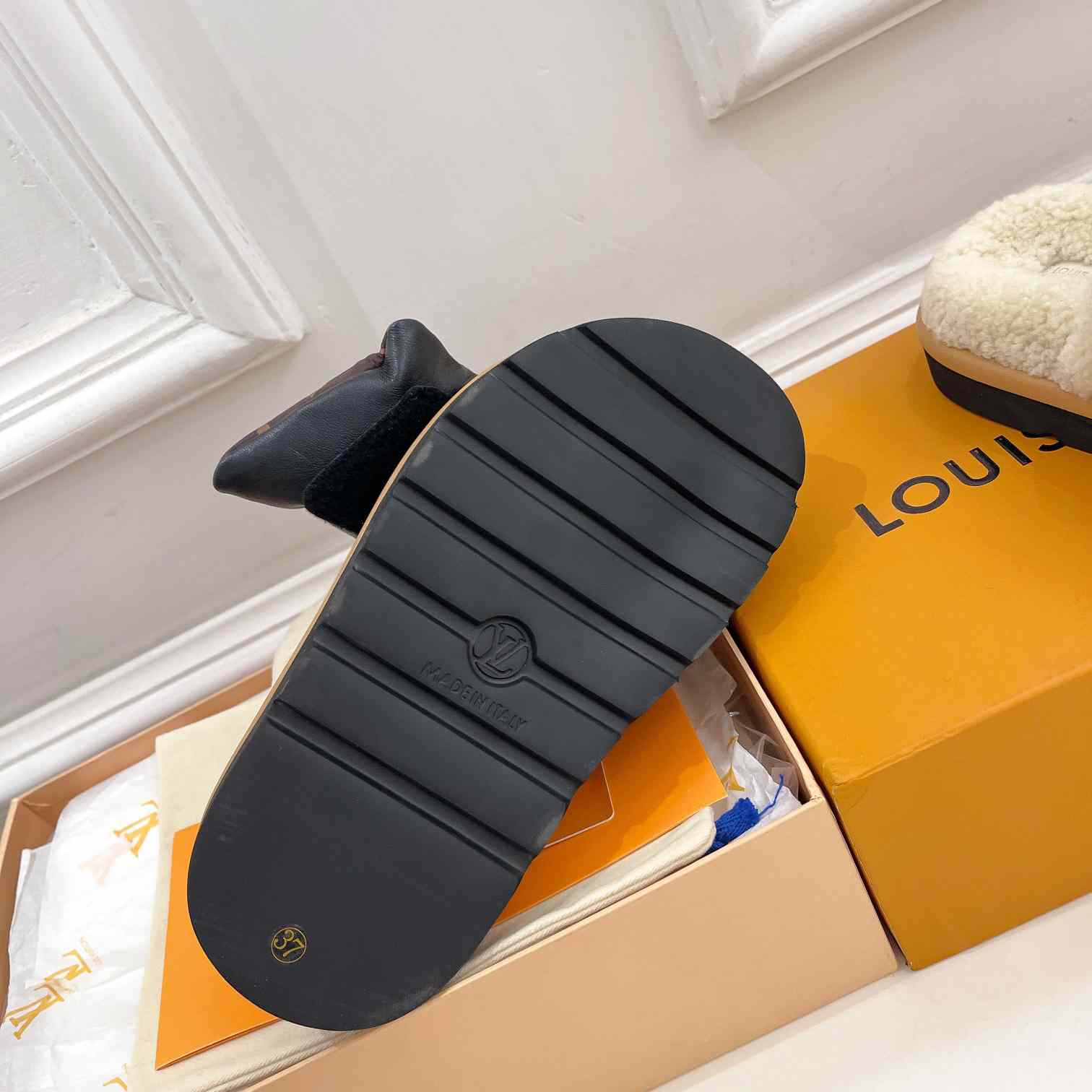 Louis Vuitton Slipper Pillow Flat Comfort Mule    1AAM41 - DopestKickz