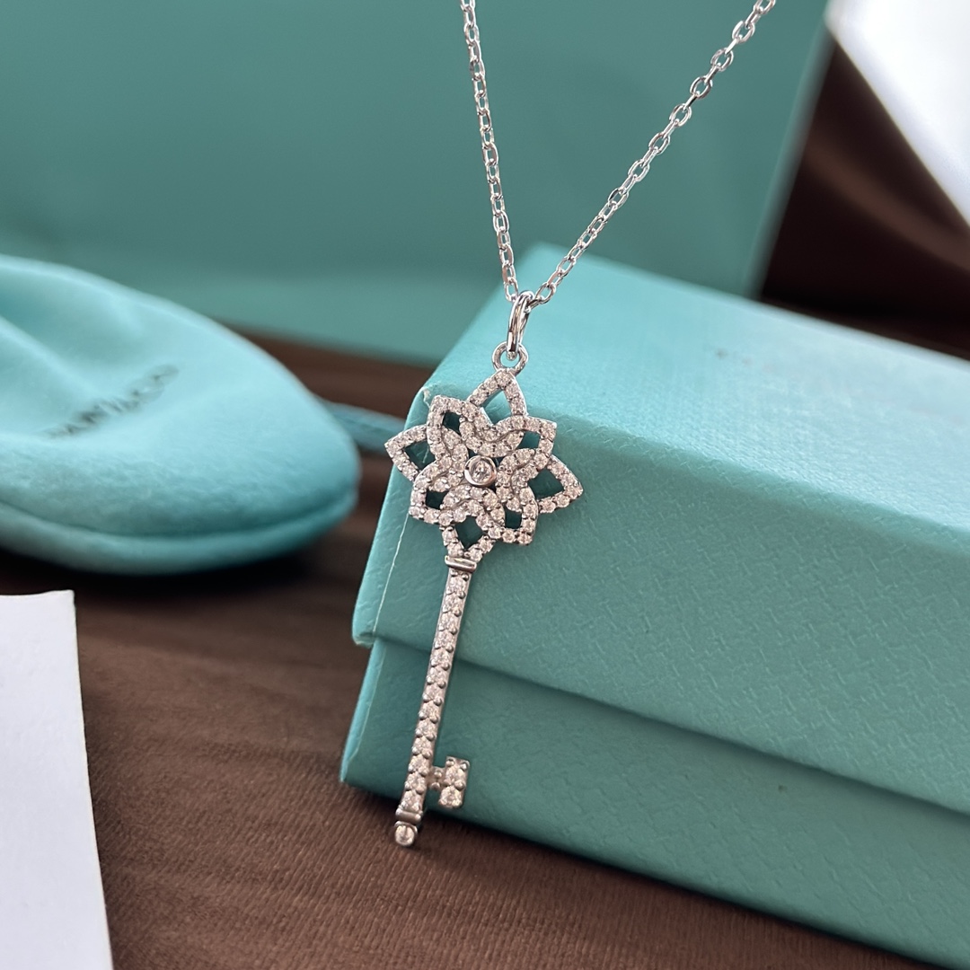 Tiffany&CO Knot Key Pendant - DopestKickz