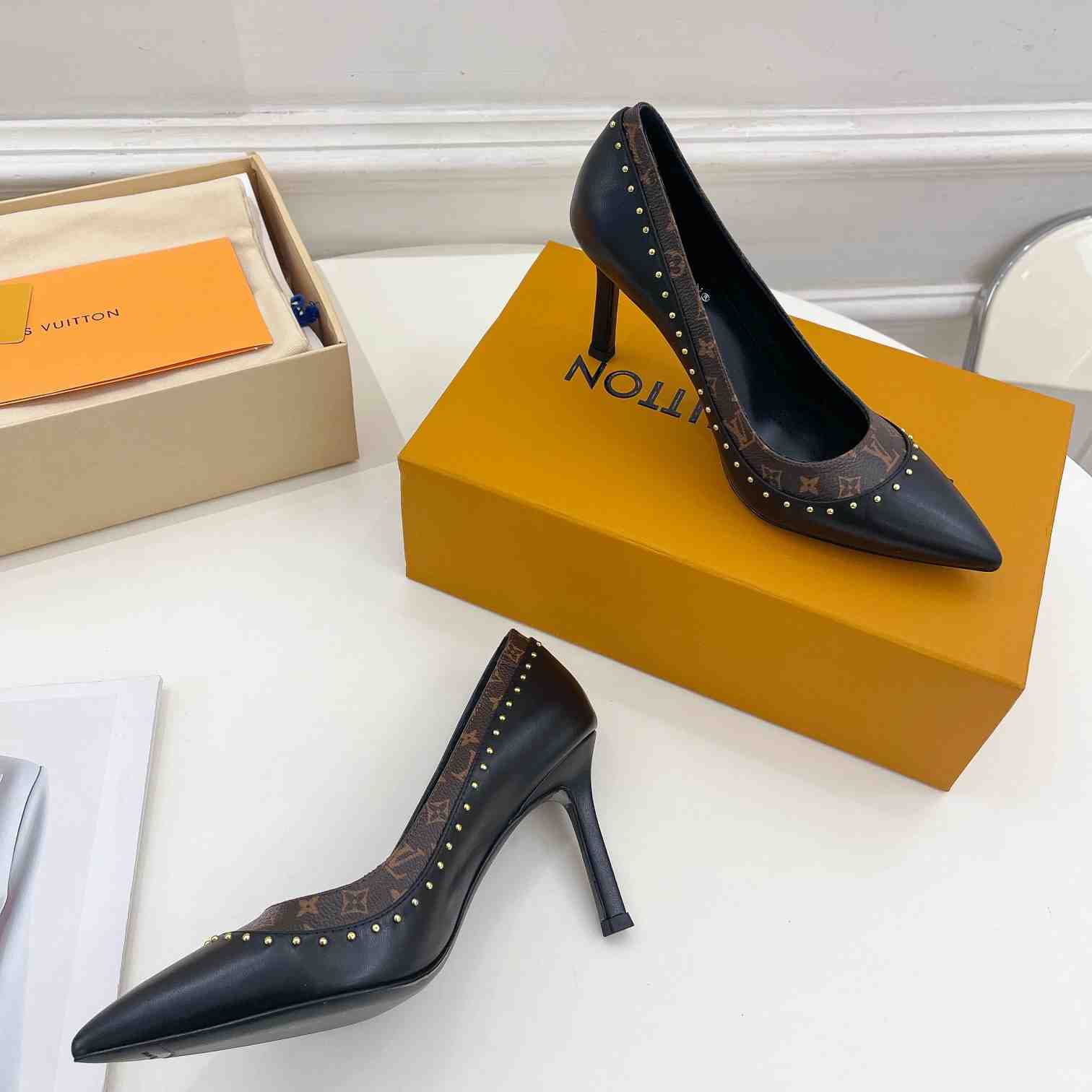 Louis Vuitton Signature Pump - DopestKickz