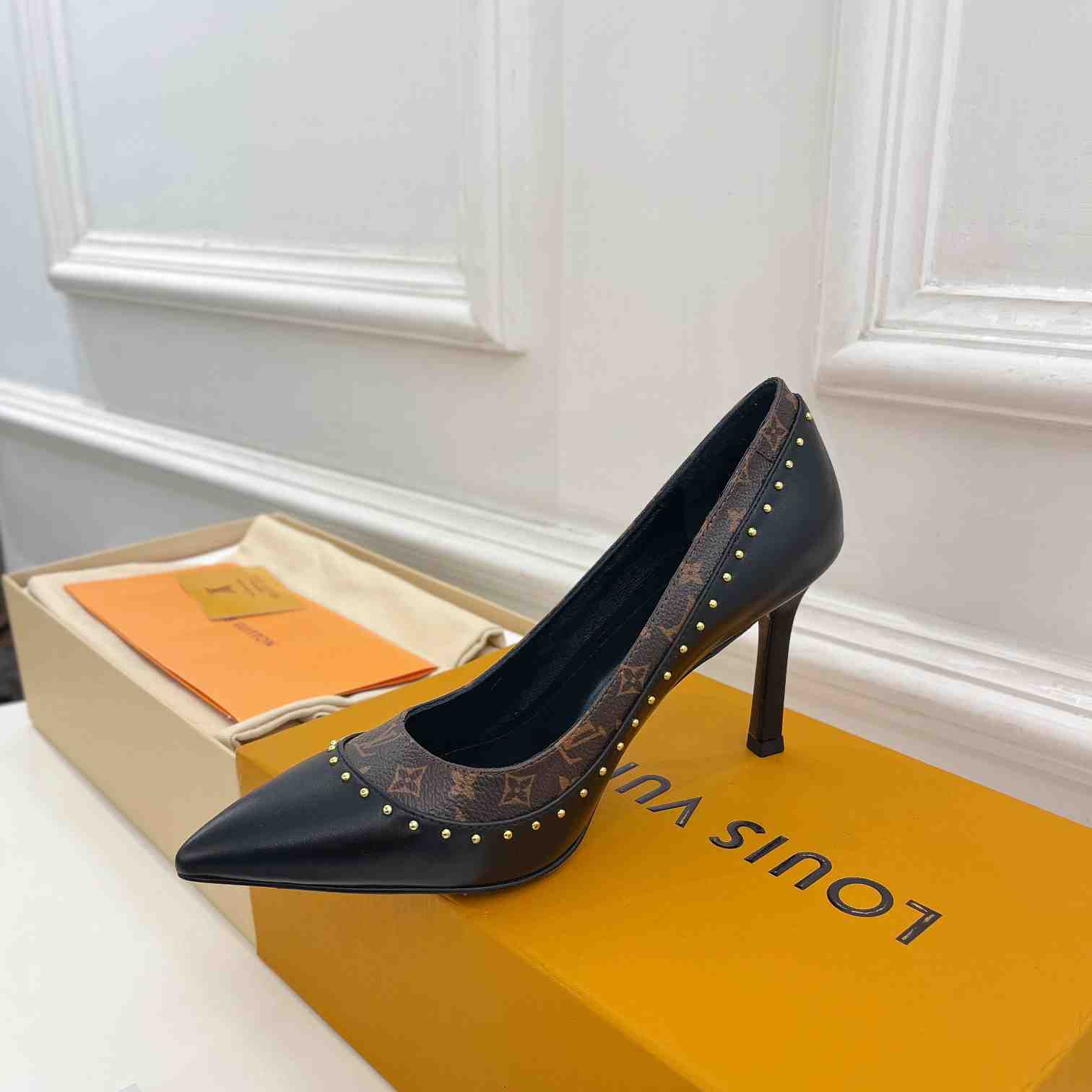 Louis Vuitton Signature Pump - DopestKickz