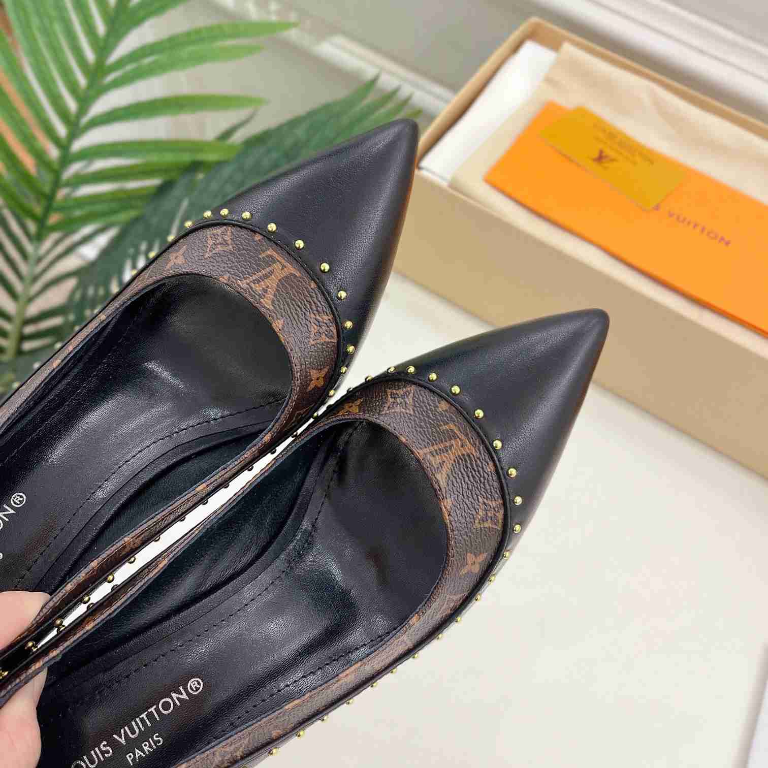 Louis Vuitton Signature Pump - DopestKickz