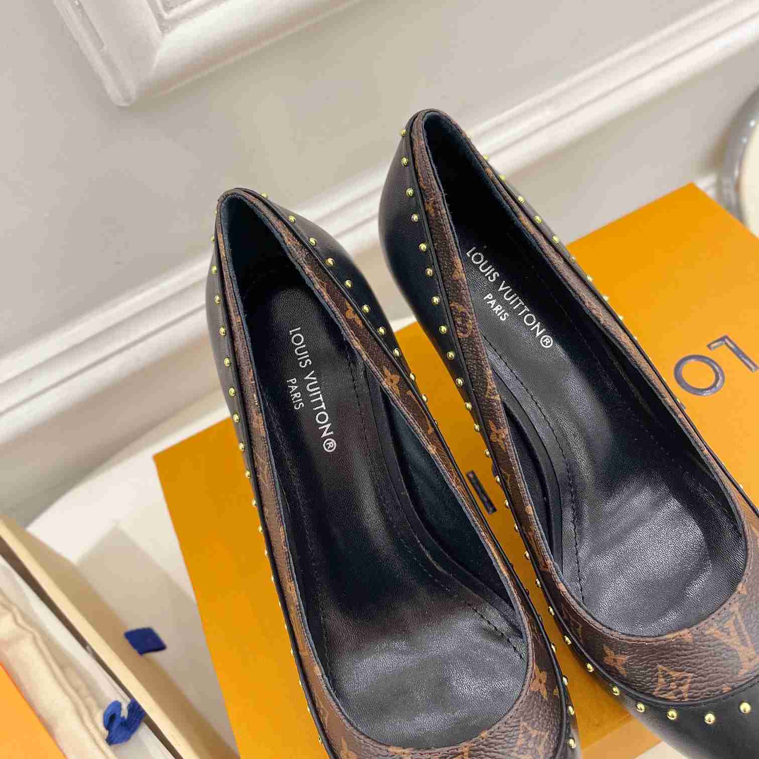 Louis Vuitton Signature Pump - DopestKickz