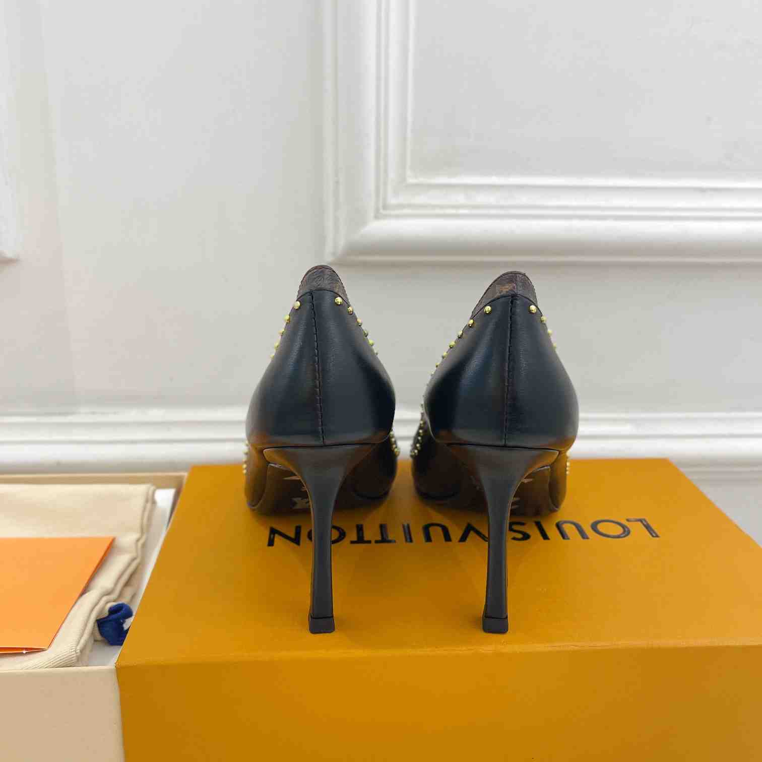 Louis Vuitton Signature Pump - DopestKickz