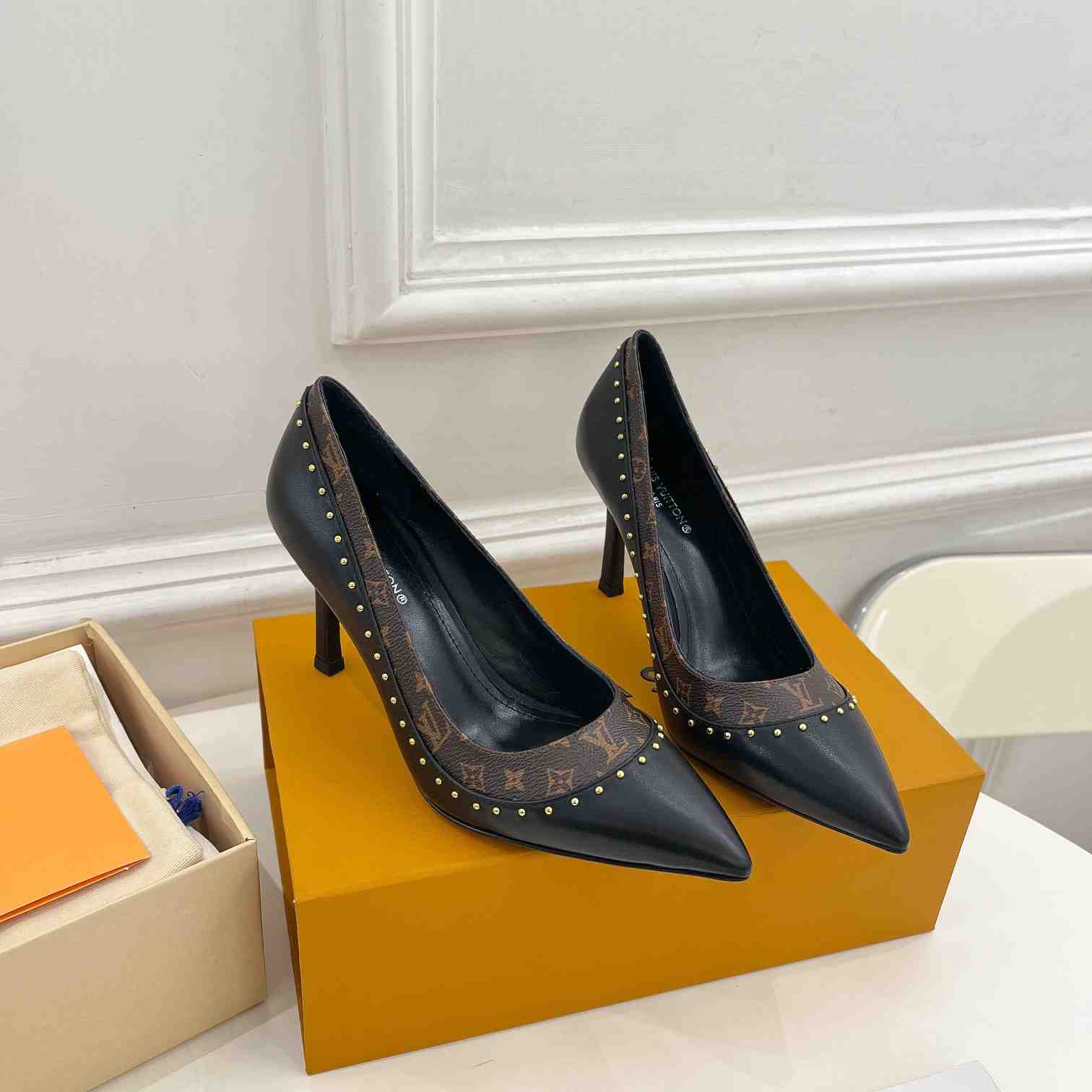 Louis Vuitton Signature Pump - DopestKickz