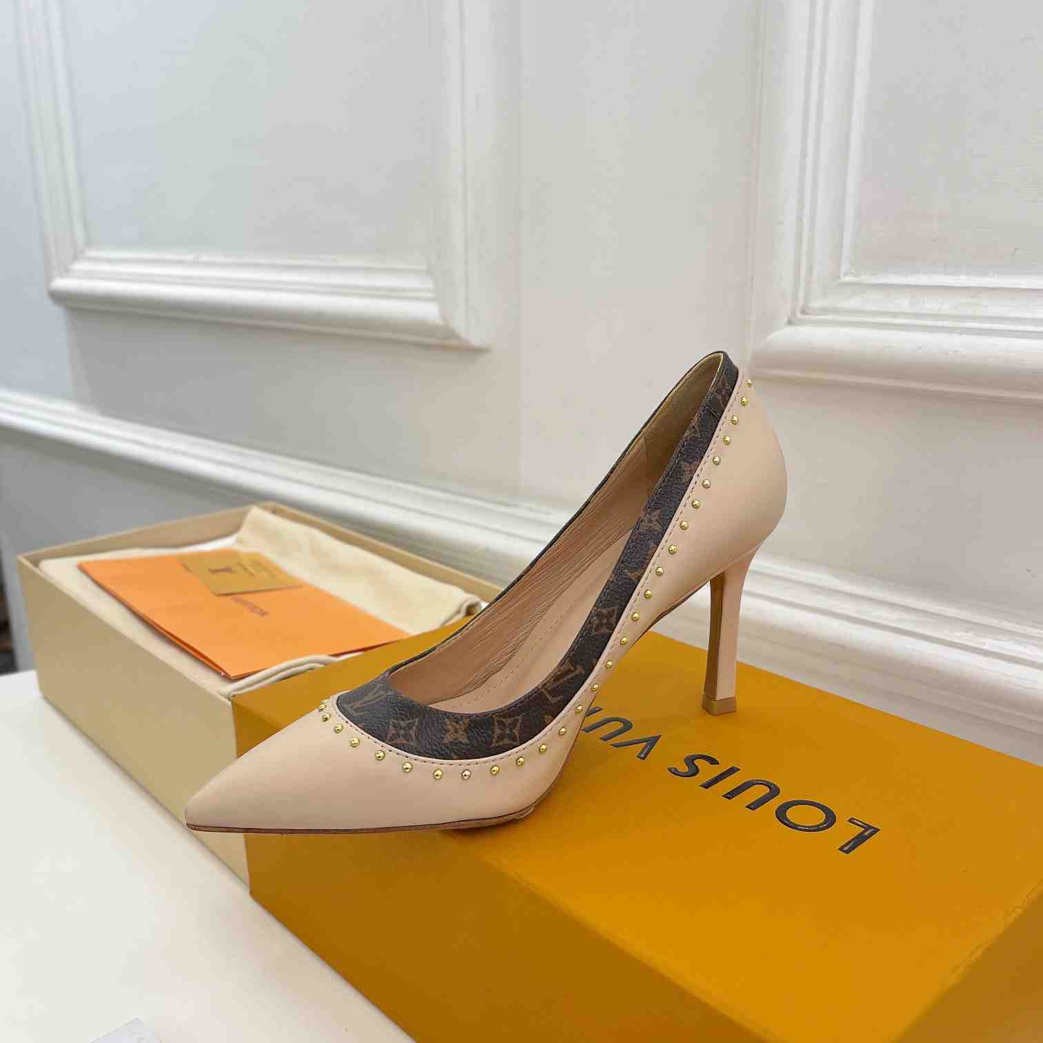 Louis Vuitton Signature Pump - DopestKickz