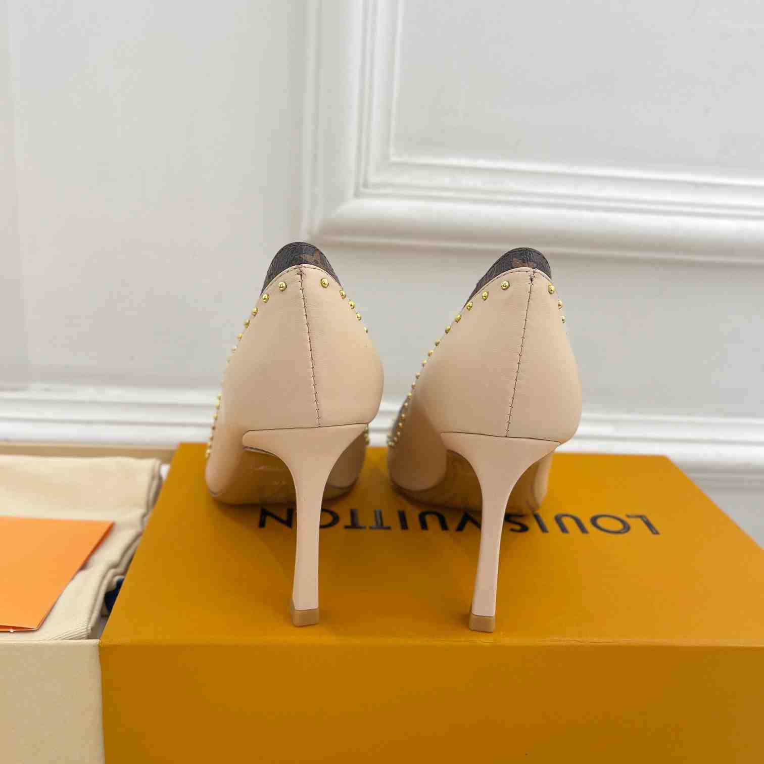 Louis Vuitton Signature Pump - DopestKickz