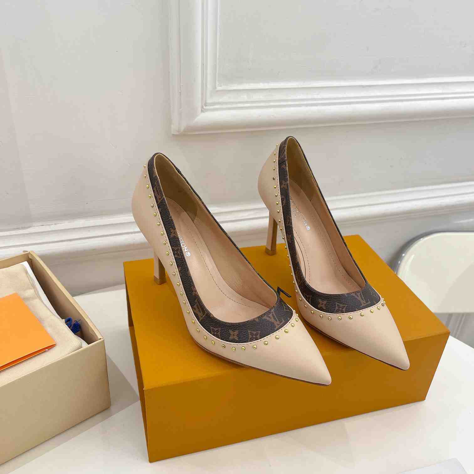 Louis Vuitton Signature Pump - DopestKickz