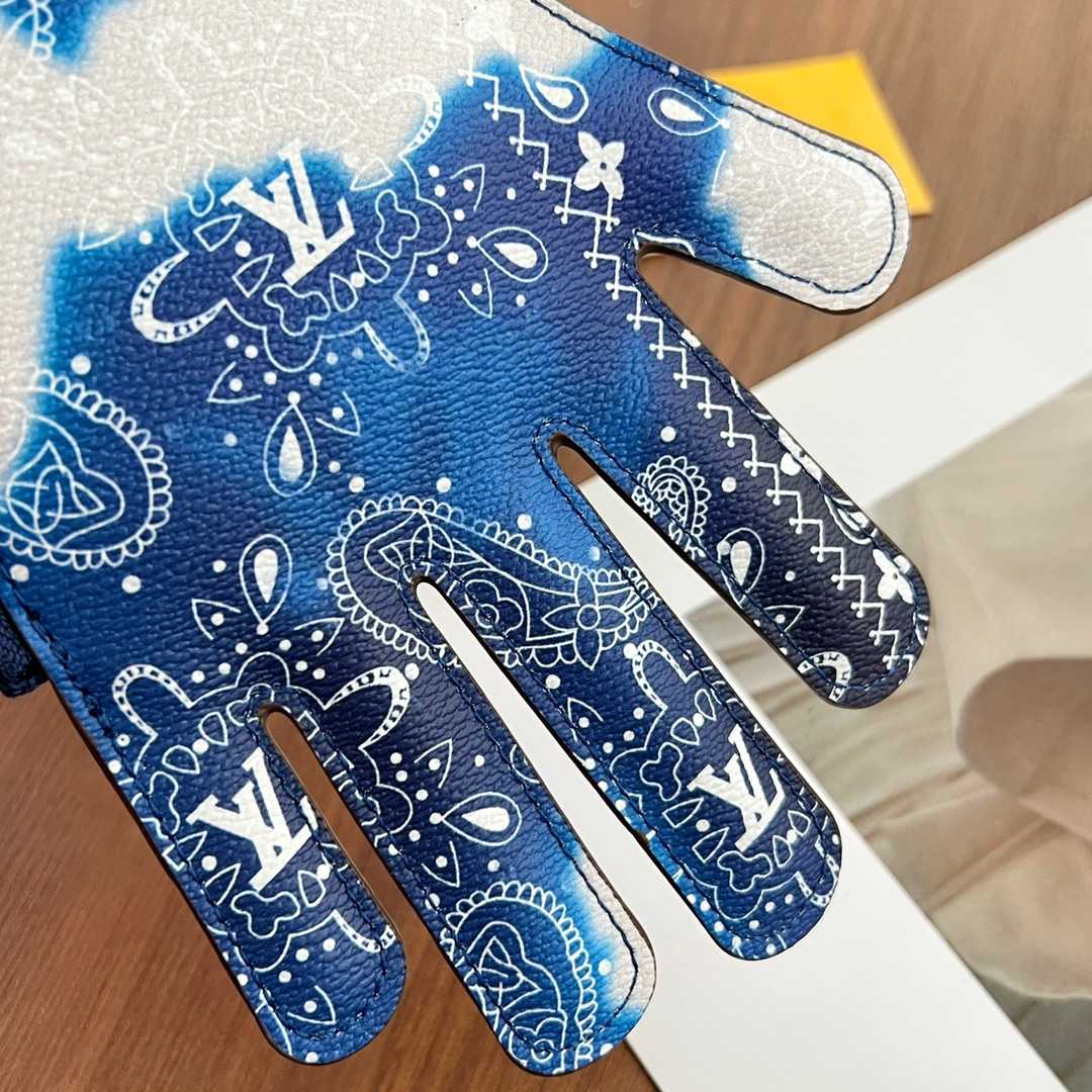 Louis Vuitton HI 5 Pouch    M81410 - DopestKickz