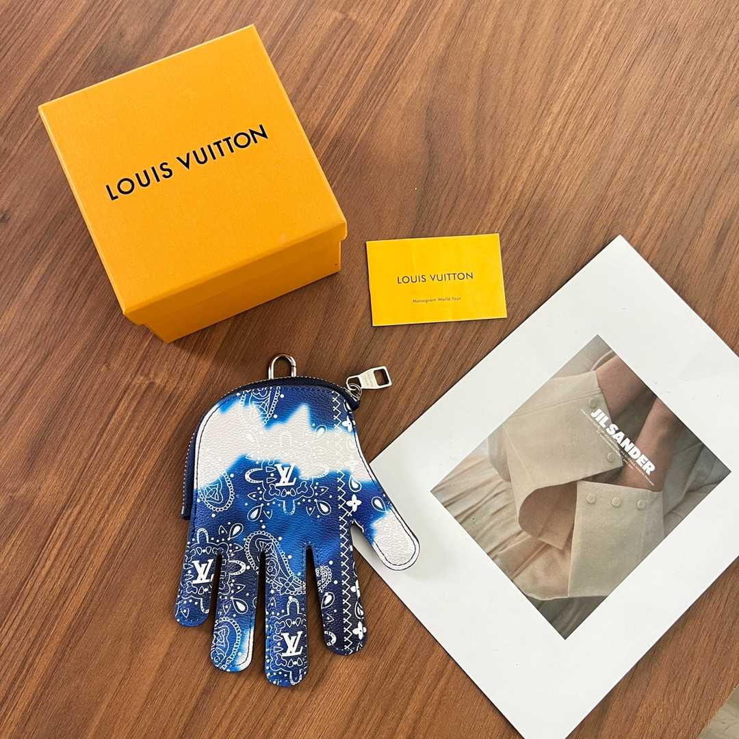 Louis Vuitton HI 5 Pouch    M81410 - DopestKickz