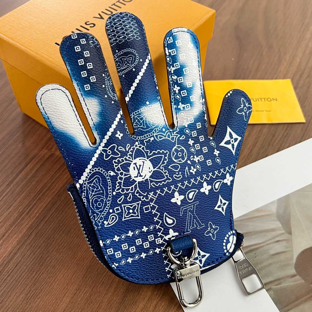 Louis Vuitton HI 5 Pouch    M81410 - DopestKickz