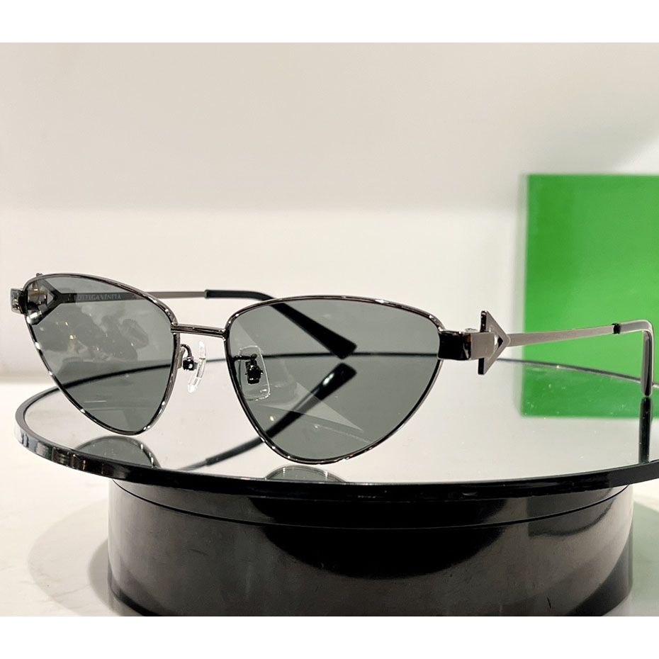Bottega Veneta Turn Cat-Eye Sunglasses    BV1186S - DopestKickz