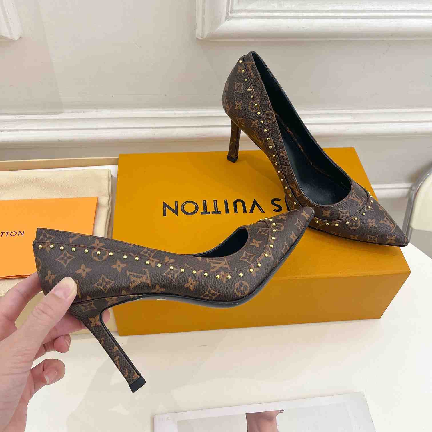 Louis Vuitton Signature Pump - DopestKickz