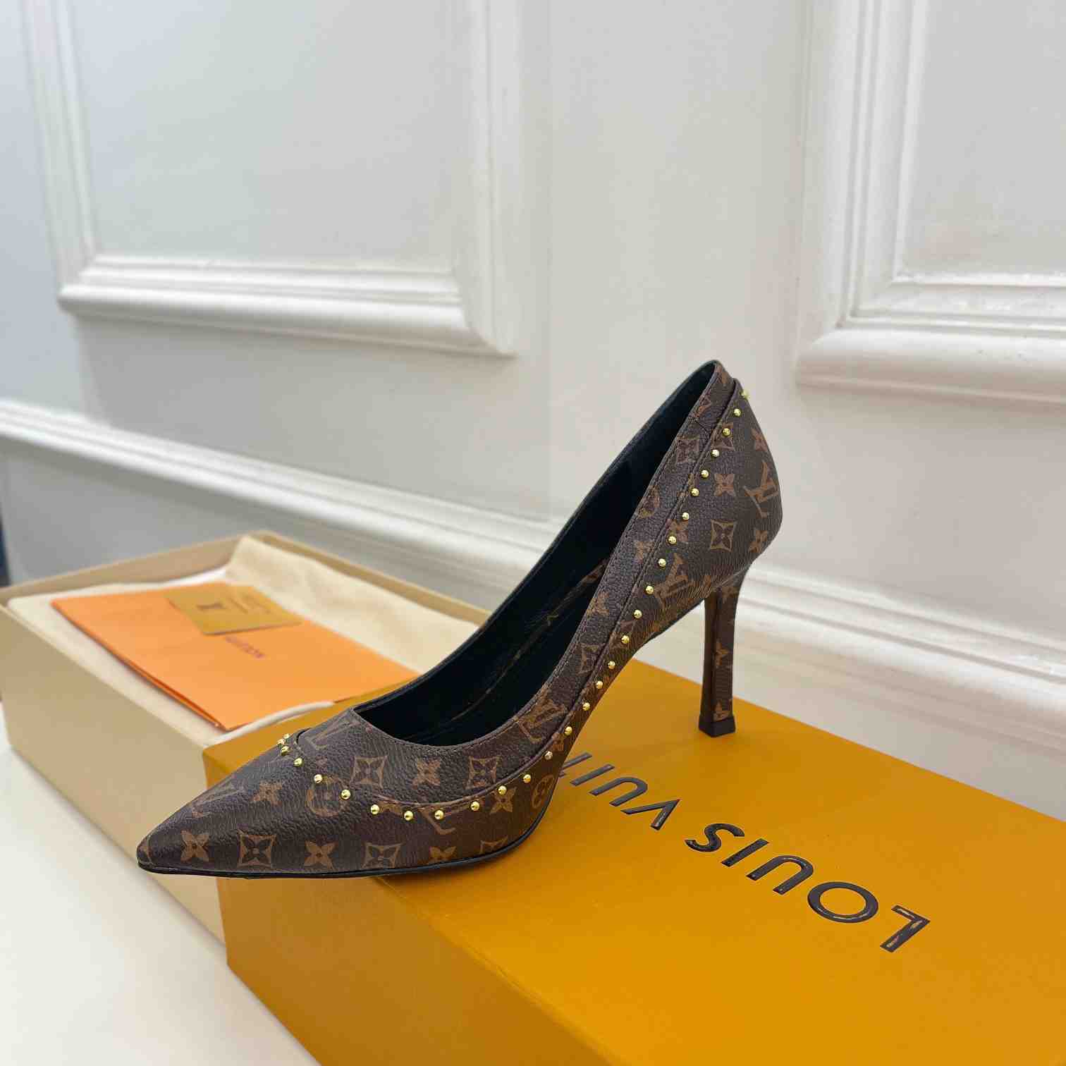Louis Vuitton Signature Pump - DopestKickz