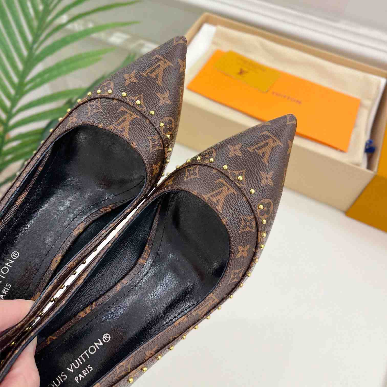 Louis Vuitton Signature Pump - DopestKickz