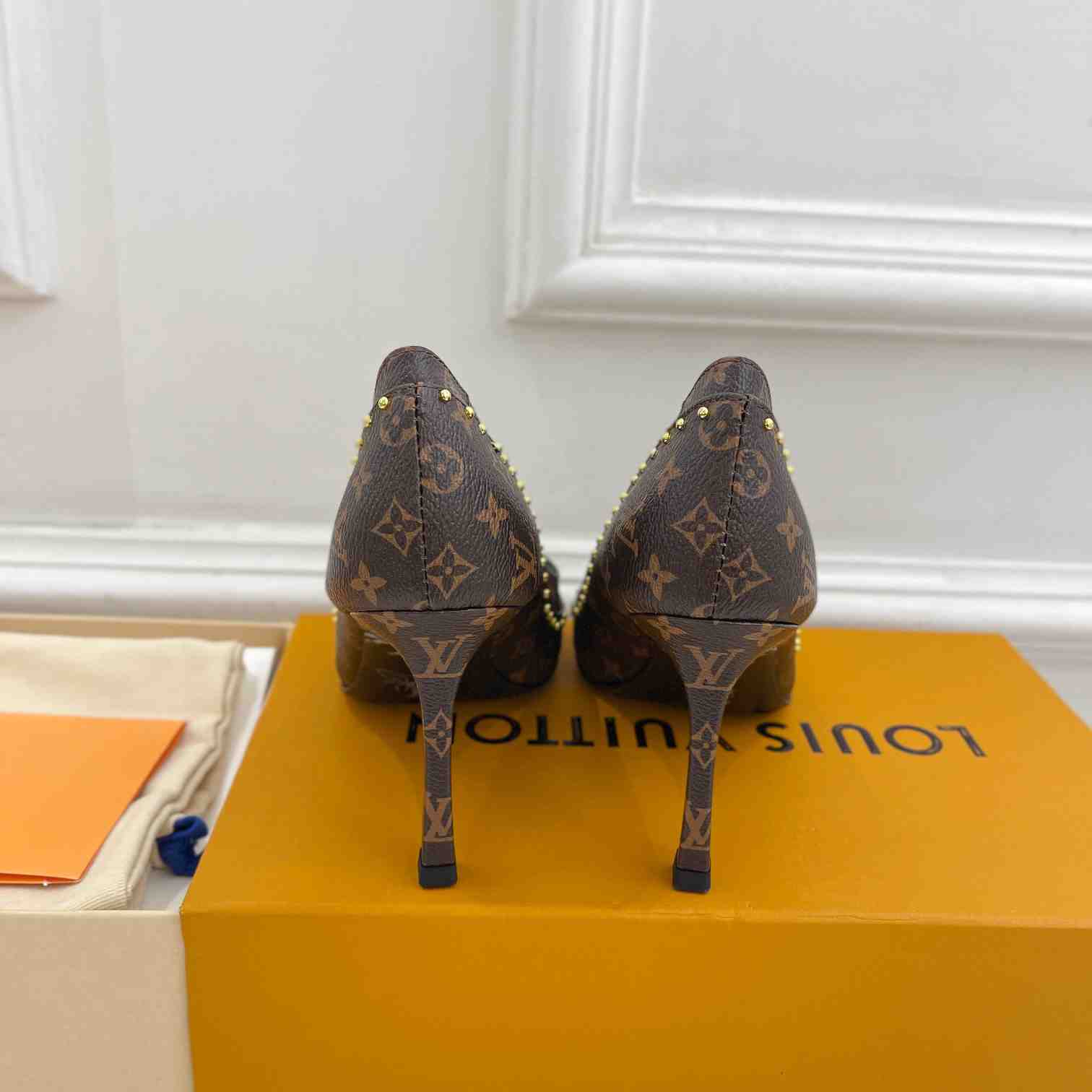 Louis Vuitton Signature Pump - DopestKickz